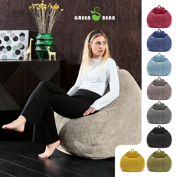 Frau sitzt auf einem beigen Cord-Sitzsack von Green Bean, verschiedene Sitzsäcke sind ebenfalls abgebildet.