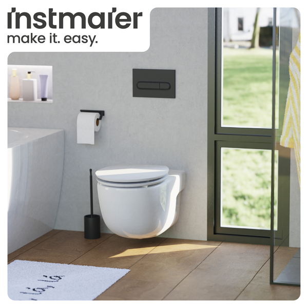 Badezimmer mit wandhängendem WC, WC-Bürste, Toilettenpapierhalter und Fenster