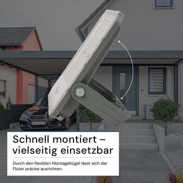 LED-Fluter mit verstellbarer Halterung vor einem Haus