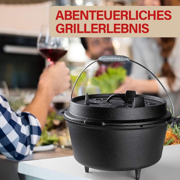 Gusseiserner Dutch Oven mit Deckel und Spiralgriff in einer geselligen Grillszene mit dem Schriftzug Abenteuerliches Grillerlebnis.