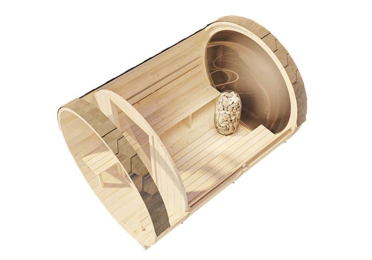 Fasssauna aus hellem Holz mit Innenbänken, einem Saunaofen mit Steinen und einem großen runden Fenster.