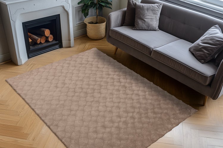 Wohnzimmer mit beigefarbenem Teppich mit Rautenmuster, einem modernen Sofa und einem Kamin auf einem Parkettboden.
