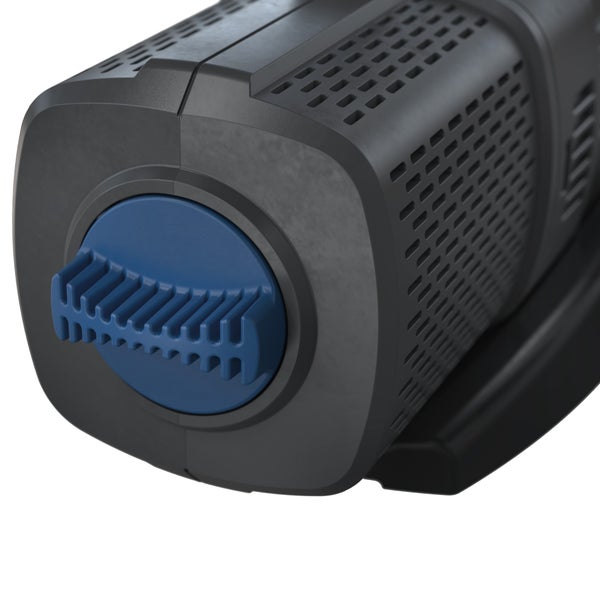 Nahaufnahme einer Pumpe mit einem blauen Einstellknopf zur Durchflussregulierung an einem grauen Kunststoffgehäuse.