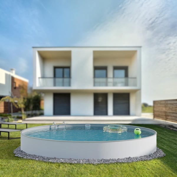 Runder Pool mit Leiter, Schwimmreifen und Ball im Garten eines Wohnhauses.