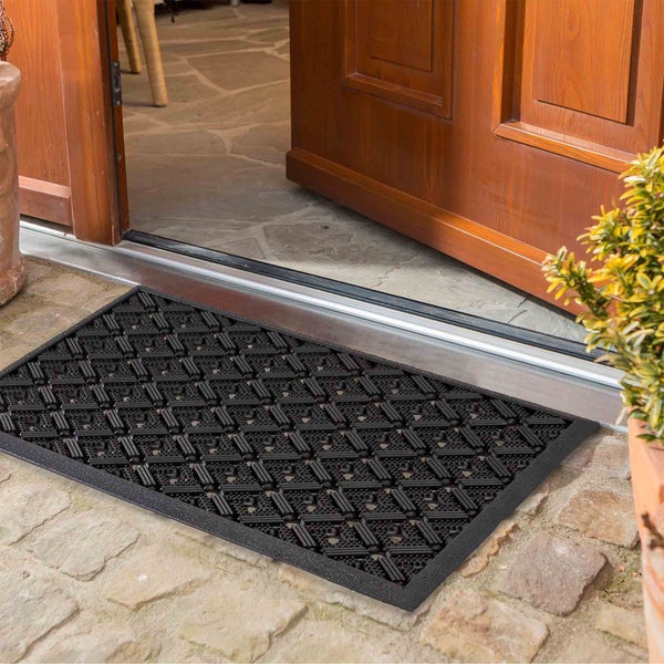 Schmutzfangmatte vor einer offenen Tür