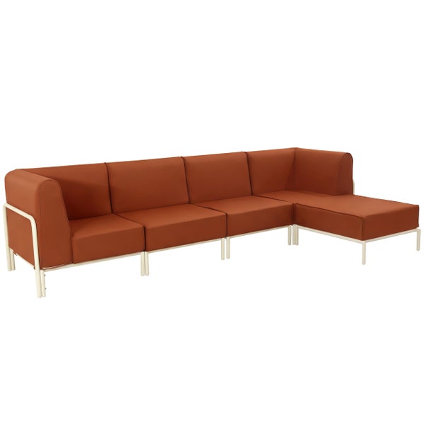 Modernes Garten-Ecksofa mit rostbraunen Polstern und weißem Metallgestell.