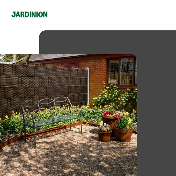 Jardinion Logo. Gartenszene mit Sichtschutzstreifen in einem Gittermattenzaun, einer Metallbank und Blumenkübeln auf Kies.