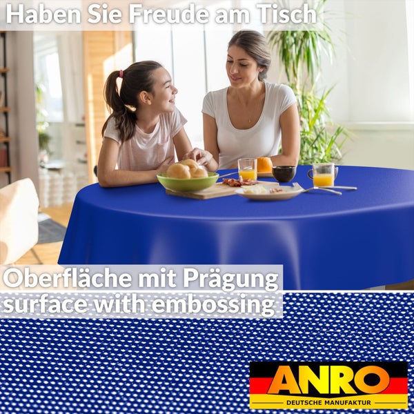 Blaue Tischdecke auf rundem Tisch mit geprägter Oberfläche, Mutter und Tochter beim Essen in hellem Raum, ANRO Logo.