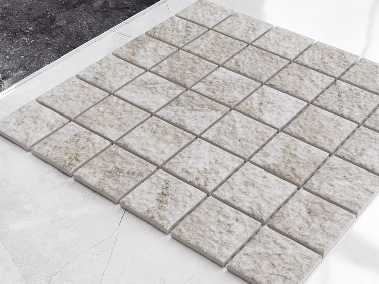 Quadratische Mosaikfliesen in Marmoroptik.