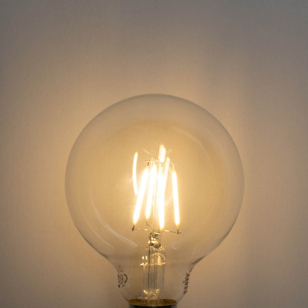 LED Filament Globe Leuchtmittel aus klarem Glas mit sichtbaren Glühfäden und warmem Licht.