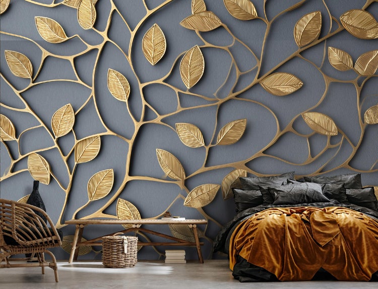 Innenraum mit Bett, Sessel, Bank und Wanddekoration mit Blättern