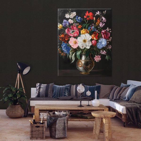 Dekoratives Wohnzimmer mit Gemälde eines Blumenstraußes in einer Vase