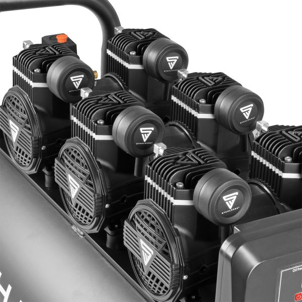 Detailansicht eines Kompressors mit mehreren Zylindern und Stahlwerk Logo.