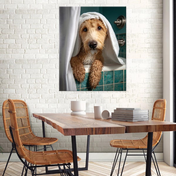 Wandbild mit einem Hund in einem Handtuch in einem gefliesten Badezimmer, platziert in einem Esszimmer mit Holztisch und Rattanstühlen.