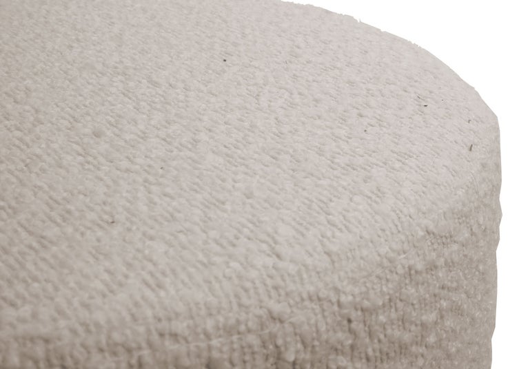 Nahaufnahme eines Poufs mit Textilbezug