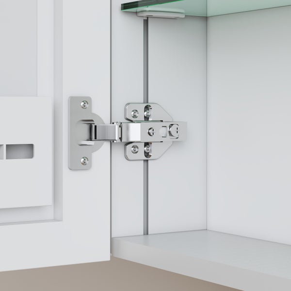 Schrankscharnier aus Metall an einer weißen Schranktür mit Glaseinlegeboden.