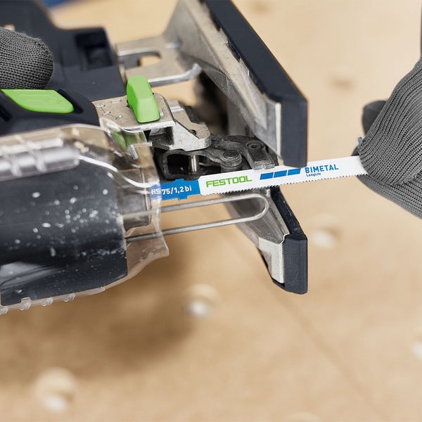 Festool Stichsägeblatt wird in eine Stichsäge eingesetzt.