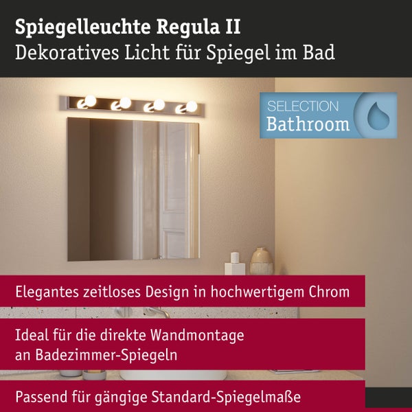 Spiegelleuchte Regula II aus Chrom mit vier Leuchtmitteln für die Wandmontage über einem Badezimmerspiegel in einem hellen Bad. Selection Bathroom Logo.