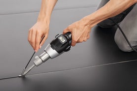 Heißluftgebläse beim Verschweißen von Kunststoffbahnen mit einem Schweißstab.