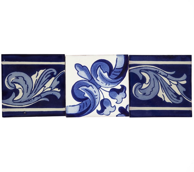 Drei Keramikfliesen mit Dekor
