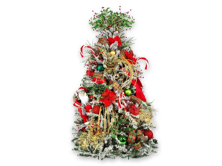 Künstlicher Weihnachtsbaum mit Schneeoptik, dekoriert mit Weihnachtsschmuck, Weihnachtsmannfigur und Mistelzweigen.