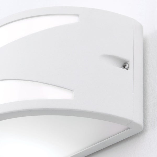 Moderne Wandleuchte für den Außenbereich mit gewölbtem Gehäuse und Lichtauslässen.