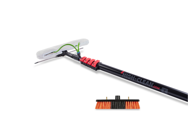 High-Clean Teleskopstange mit Fensterwischer-Aufsatz, Wasserschlauch und zusätzlichem Bürstenkopf.