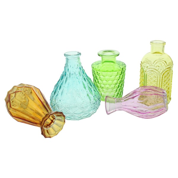 Set aus fünf dekorativen Glasvasen in verschiedenen Formen und Farben mit strukturierten Oberflächen.