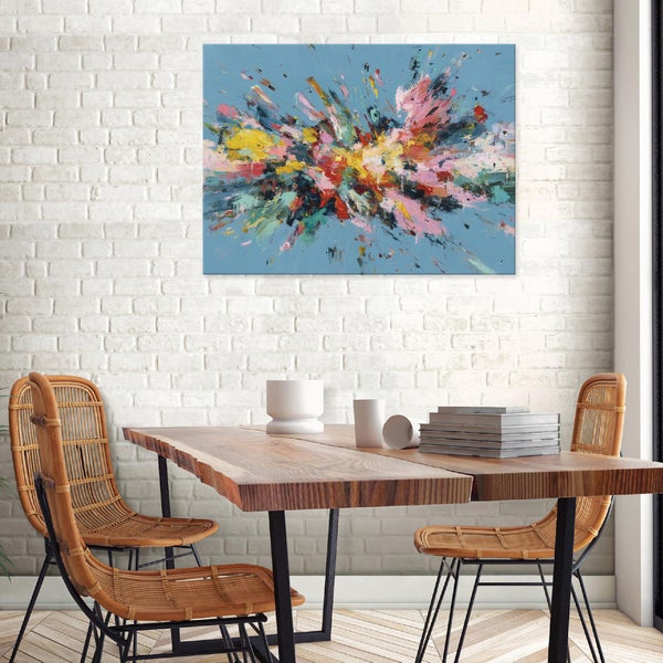 Szene mit abstraktem Gemälde über Esstisch und Stühlen vor einer Ziegelwand