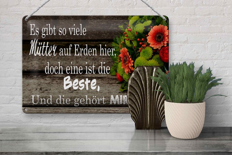 Detailansicht des roten Stoffdachs mit Holzrahmen eines Gartenspielhauses