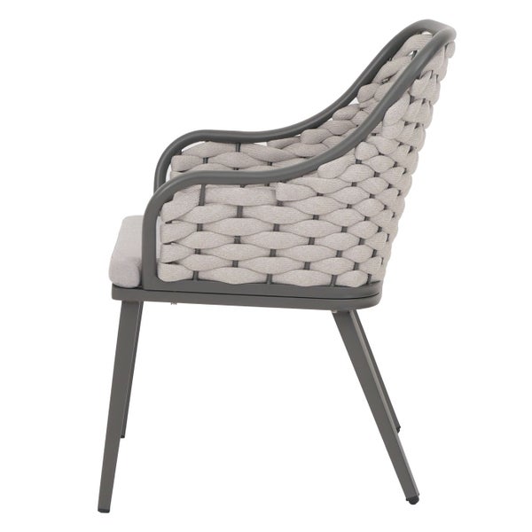 Gartensessel mit Armlehne und geflochtener Rückenlehne