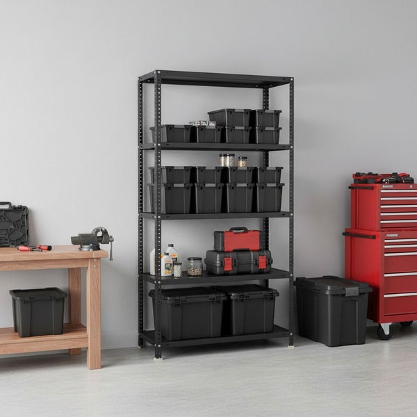 Organisierte Werkstatt mit schwarzem Metall-Schwerlastregal, Kunststoffboxen, Werkzeugkoffern, einer Werkbank und einem Werkstattwagen.