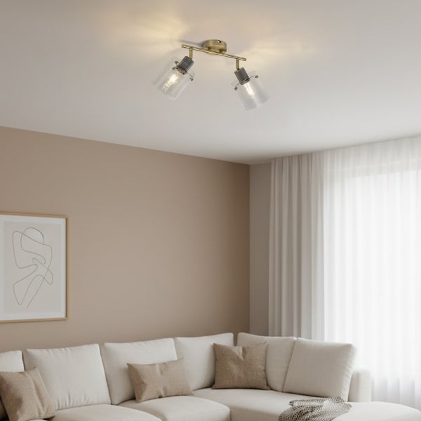 Deckenleuchte mit zwei Leuchtenarmen und Glaslampenschirmen im Wohnzimmer