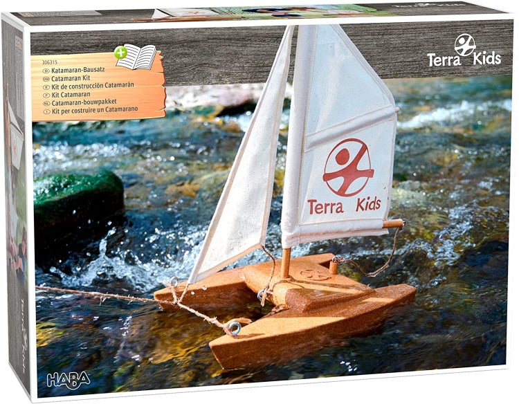 HABA 1306315001 - Terra Kids, Katamaran-Bausatz, Segelboot, Bastel- und Hobbyset 1 Korkrumpf, 1 Korksteuerruder, 3 Holzstäbe mit Ringösen, 2 Segel, 1 Sisalschnur (5 m lang), 3 Ösenschrauben, 1 Anleitungsheft.