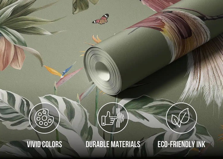 Tapetenrolle mit tropischem Muster und Symbolen für lebendige Farben, langlebige Materialien und umweltfreundliche Tinte.