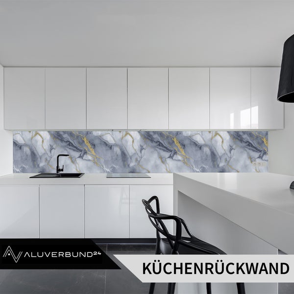 Moderne weiße Küche mit Küchenrückwand in Marmor-Optik mit goldfarbenen Adern, Aluverbund24 Logo.