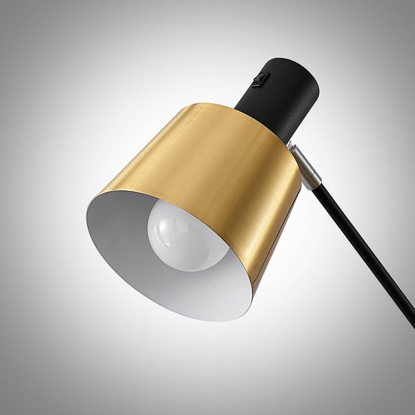 Nahaufnahme einer goldenen Lampe mit einer Glühbirne