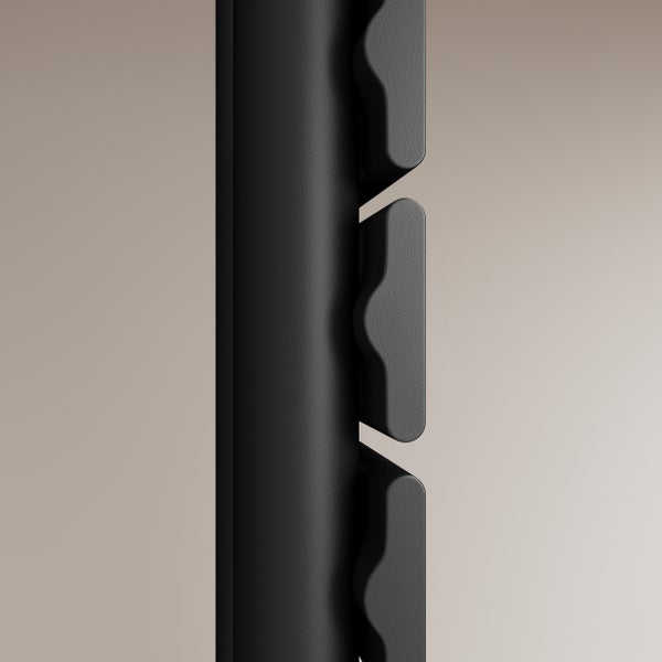 Detailaufnahme eines mattschwarzen Badheizkörpers mit strukturierter Oberfläche und den Anschlüssen der Heizelemente.