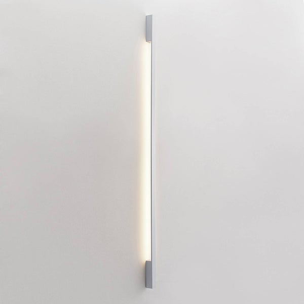 Schlanke, vertikale LED-Wandleuchte in minimalistischem Design mit indirektem Licht.