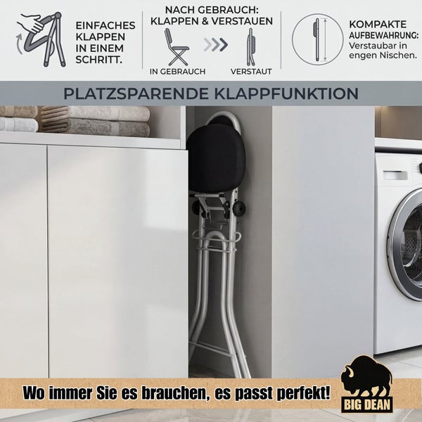 Zusammengeklappter Klapphocker verstaut in einer Nische zwischen Schrank und Waschmaschine mit grafischer Erklärung der Klappfunktion.