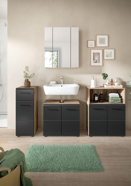 Modernes Badezimmer mit Möbeln in Anthrazit und Holzoptik, bestehend aus Waschbeckenunterschrank, Beischränken und dreitürigem Spiegelschrank.