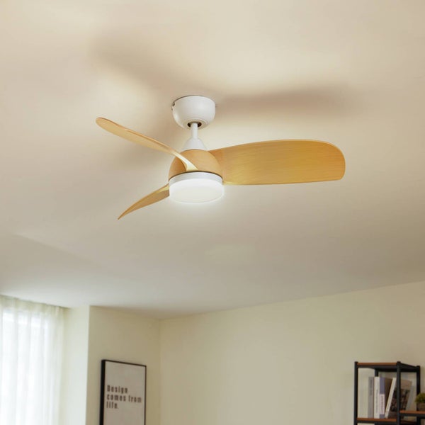 Moderner Deckenventilator mit drei Flügeln in Holzoptik und integrierter Leuchte in einem hellen Wohnraum.