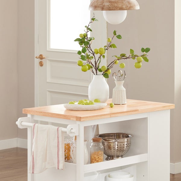 Kücheninsel mit Holzplatte, Geschirrtuch, Geschirr und Dekoration