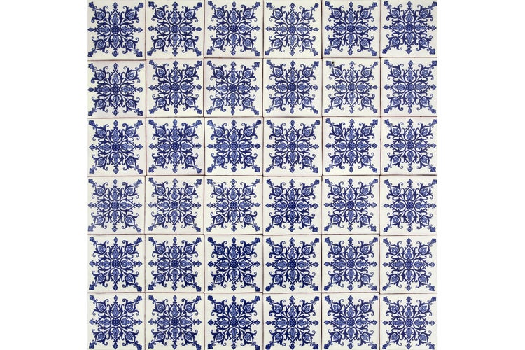 Fliesen mit blauem Blumenmuster