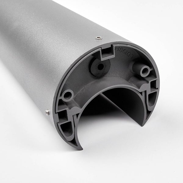 Detailansicht eines halbrunden Metallprofils in Silber mit Montageöffnungen.