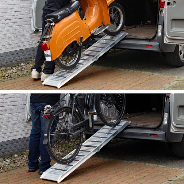 Motorroller und Fahrrad werden mit einer Laderampe in einen Lieferwagen geschoben.