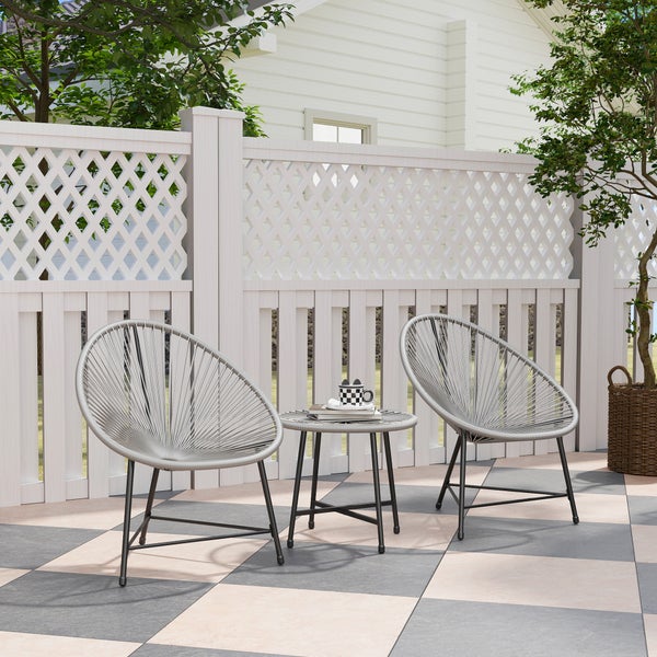 Gartenmöbel Set aus zwei Sesseln und einem Tisch mit Stahlrahmen, 4 Millimeter rundem Rattan und verstellbaren Fußpads auf einem Teppich.