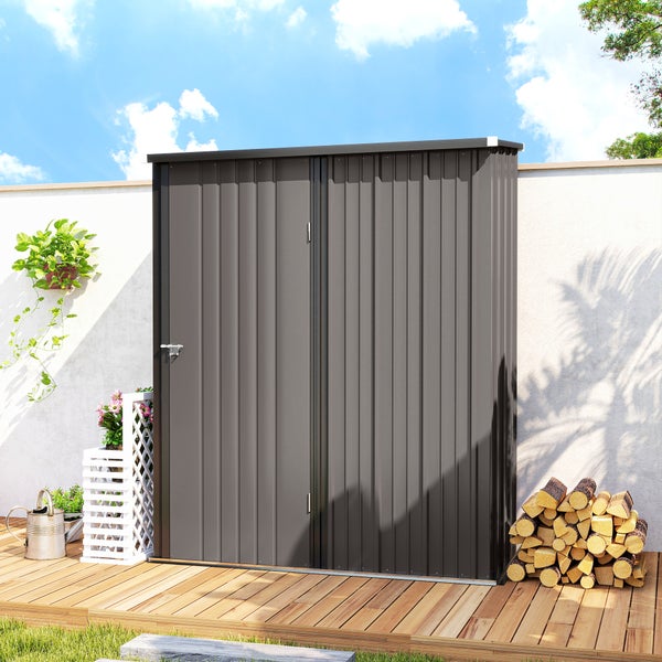 Metall-Gerätehaus mit Pultdach und Schiebetür auf einer Holzterrasse, gefüllt mit Gartengeräten, einer Leiter und einer Schlauchtrommel.