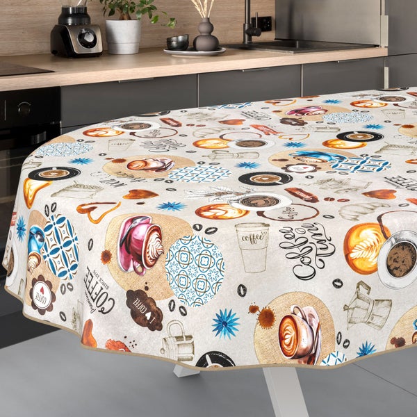 Runde Tischdecke mit Kaffeemotiv auf einem Küchentisch