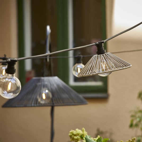 Lichterkette mit Lampenschirmen aus Metall